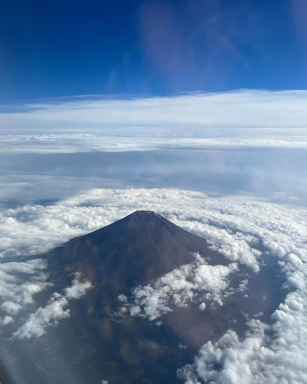 川田御早希のインスタグラム：「富士山、阿蘇、自然を感じながら再び佐賀へ！ 今回は温泉に入れたらなと上空から願いました☆ #富士山　 #阿蘇山 #天使の梯子」