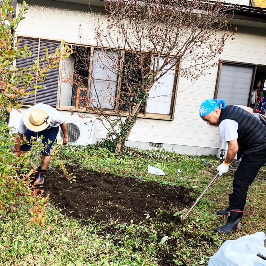 マキタスポーツのインスタグラム：「裏庭で畑を作る  しかし  冬は何も育てられないと聞く  とりあえずハーブからやるか」