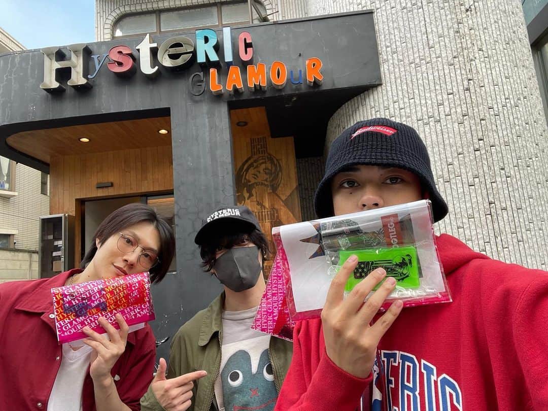 前田隆太朗のインスタグラム：「ヒステリックグラマーの展示会に行ってきました！ 今回も素敵な洋服がたくさんで最高だったな。 そして、鬼滅出演中の2人にも会った！ 公演頑張れ！！ #HYS」