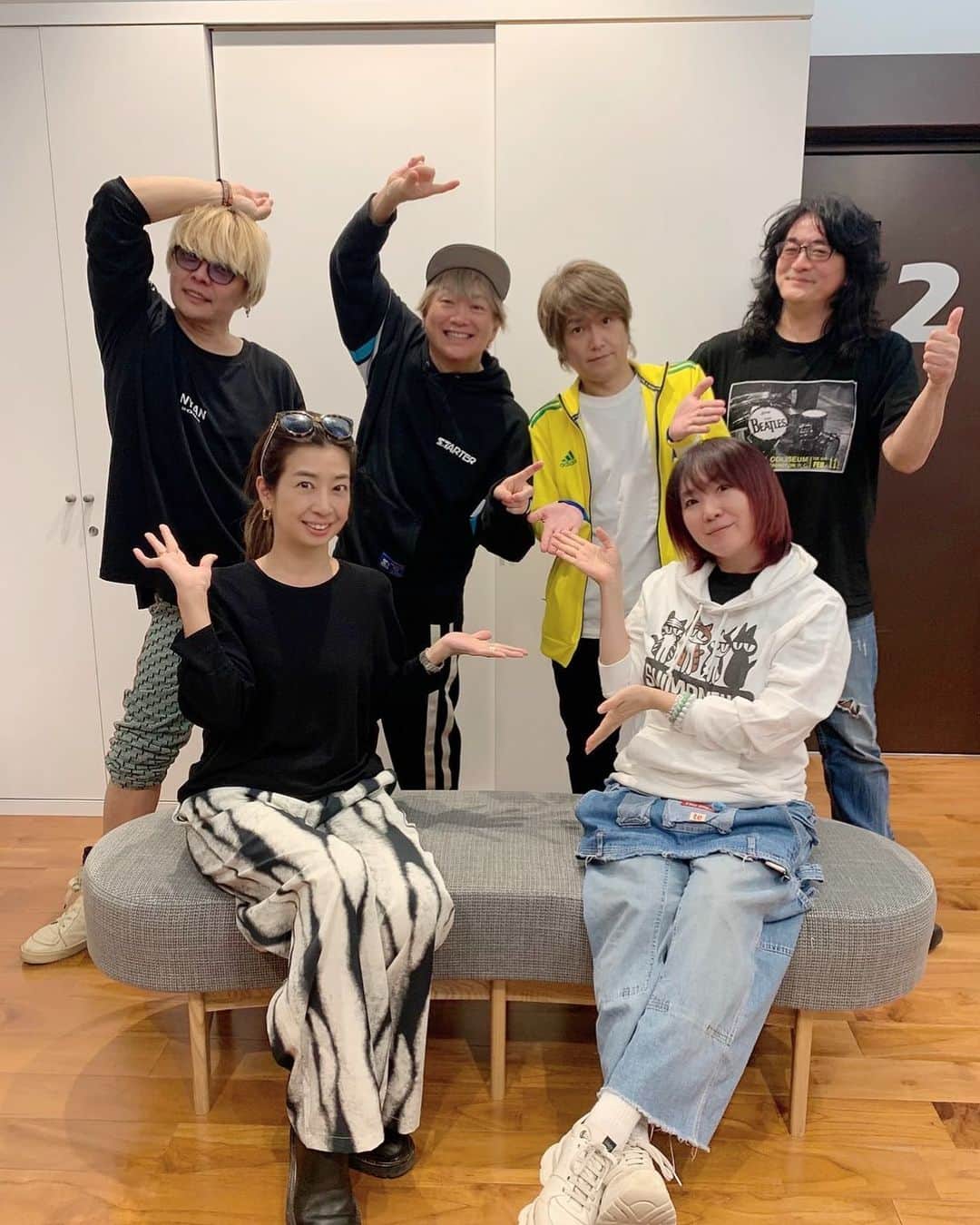 奥井雅美のインスタグラム：「今日もJAM Projectでレコーディングでした🎙️ with志保ちゃん🎀 こちらもまだ㊙️🤫 昨日今日頑張りすぎて声がなくなりましたっ 明後日の♨️🚌宴会までに治ったらよいのですが💦 ちと心配🙄  10月11月は今年１番の忙しさかもで☜なぜか偏る マサミコブシ2のレコーディングもしてるし、12月のライブに向けての予習や、リハーサルもあったり、ありがたいことにイベントもあったりで、ずーっと歌ってます。 こうなると声の温存、声帯を守ることにも神経を使いますね。  明日マッサージにいこーっと💆‍♀️ ではではっ 私はこれからもうひと頑張りで作詞📝に挑戦してみます🐣✨  んーっ時間がたらにゃい🫠 ありがたい叫び😱ですね笑」