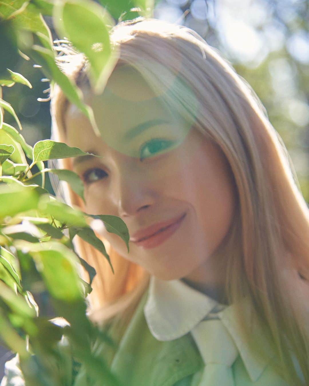 絹のインスタグラム：「🌿🧚  自然の中に行くと深呼吸を思い出す いい時間だったなぁ  今この投稿を見てくれたみんなも 深呼吸してみて〜〜😮‍💨ふぅ  📸 @yusuke.hysk_」