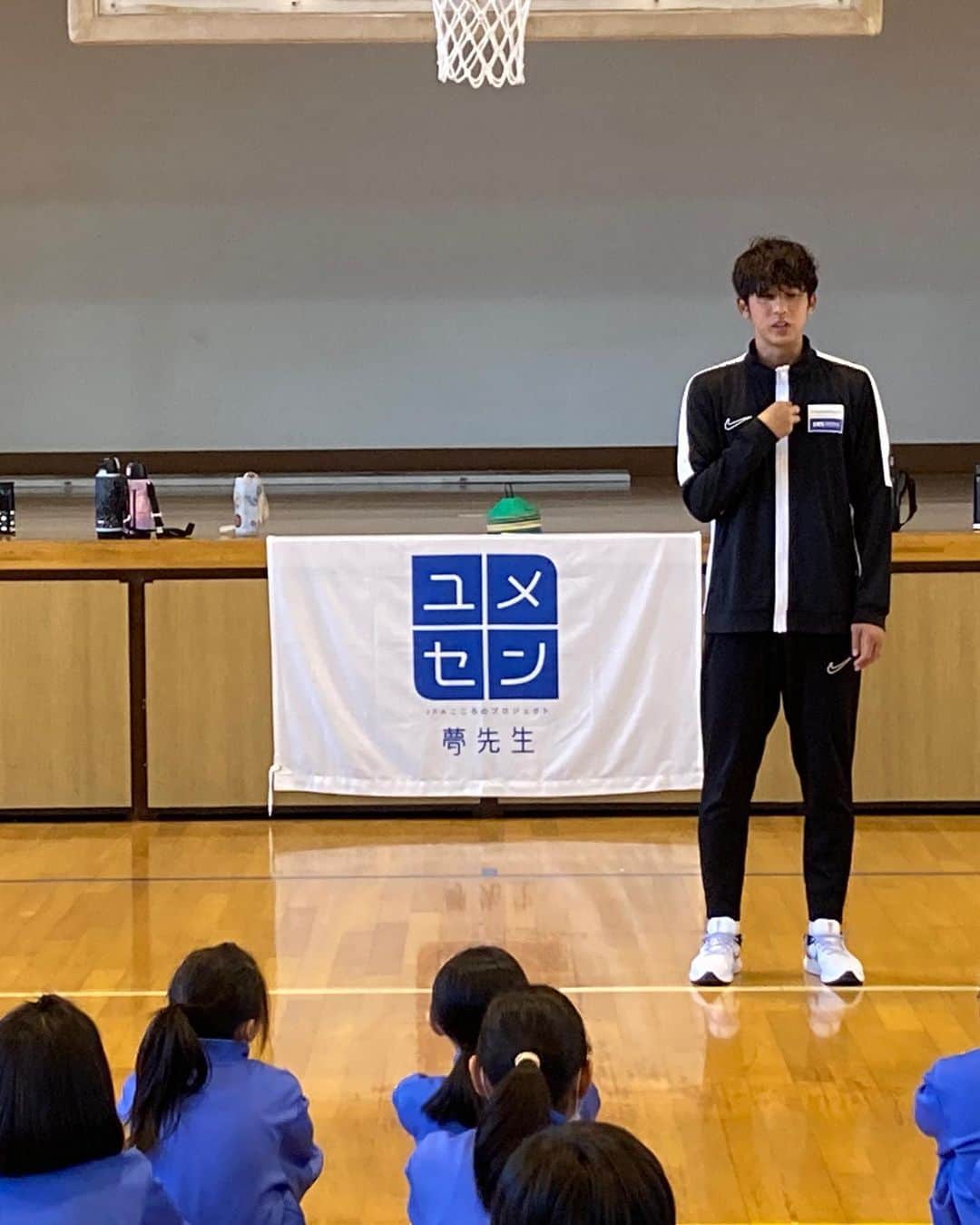 萬代宏樹さんのインスタグラム写真 - (萬代宏樹Instagram)「【ユメセン】  9月に引き続きまた「夢の教室」をさせていただきました📖  今回は秋田県鹿角市にある小学校へ🏫  みんな本当に素直でノリのいい子供達でした😂  ゲームの時間も話をする時間も楽しみながらしっかりと話を聞いてくれてとても楽しかったです🥺  少しでもみんなのためになったら嬉しいな☺️  泊まらせていただいた旅館も温泉も最高だった♨️  #ユメセン #夢の教室 #JFAこころのプロジェクト #秋田県鹿角市 #花海館 #萬代宏樹」11月9日 23時01分 - bandaihiroki