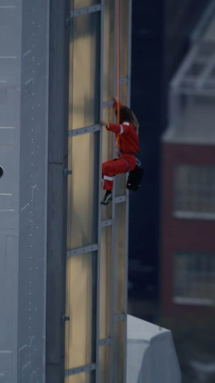 Empire State Buildingのインスタグラム：「In 1933, King Kong climbed the Empire State Building.   In 2023, @JaredLeto took his place.」