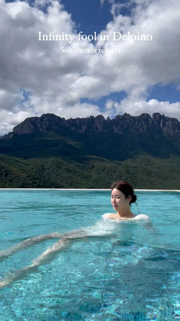 李到華のインスタグラム：「즐거웠던 물놀이 하늘과 맞닿는 이 #인피니티풀 은..? . . . 📌소노펠리체 고성  강원 고성군 토성면 미시령옛길  1153 1층  울산바위를 정면으로 즐기는 수영 🏊🏻‍♂️ 뭐가 하늘이고 뭐가 물인인지 무릉도원이 있다면 여기일까? 뜨거운 스파와 온수풀도 즐길수 있는 곳! #한국의스위스 진짜 인정👍🏻」
