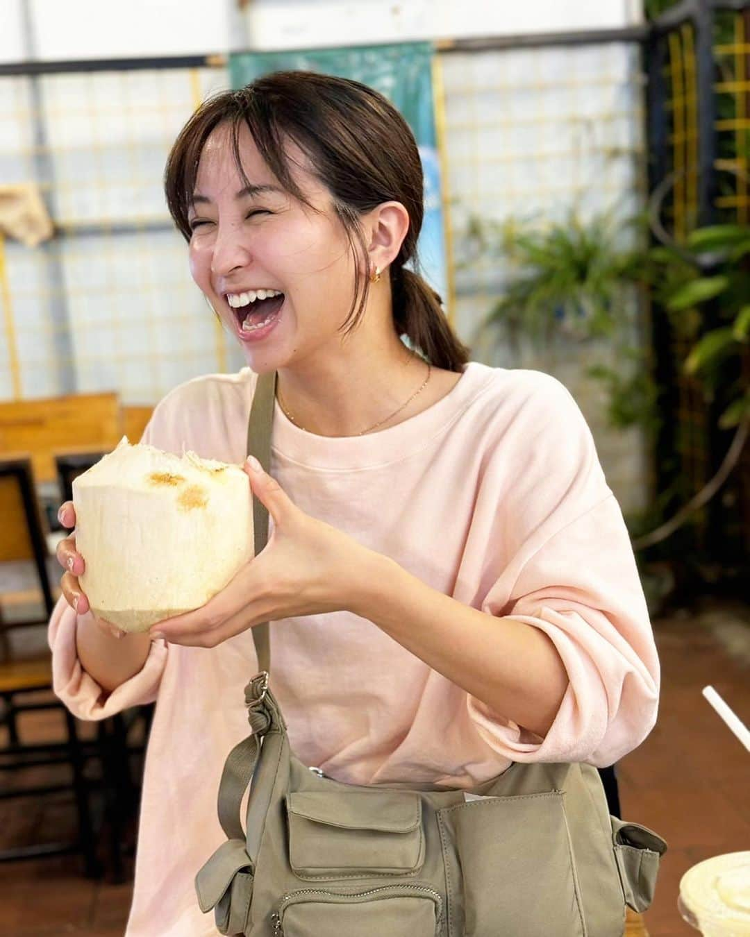 袴田彩会さんのインスタグラム写真 - (袴田彩会Instagram)「ココナッツジュース🥥🇻🇳  #ベトナム  #ココナッツジュース  #マンゴースムージーも飲んだ #高森さんが撮ってくれてました #夜の街ブラ  #疲れすぎてみんなノンアル #髪ボサボサ」11月9日 23時11分 - ayae.ha