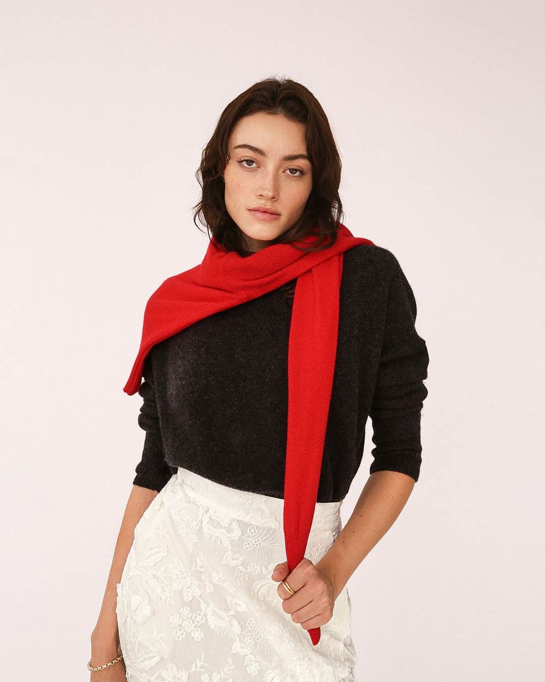 ブロシュウウォーカーのインスタグラム：「Layer up with 100% cashmere, where softness meets comfort in every thread.」