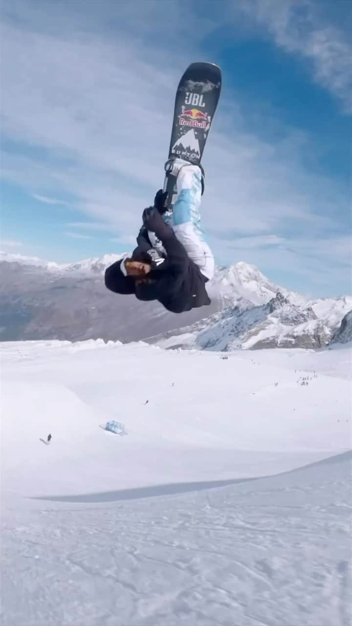 X Gamesのインスタグラム：「What size is that board? 🤔  Zeb being Zeb on the #SuperUltraMegaBlossom in Saas-Fe  📹 @marinho_ramon_meyer  Via: @redbullsnow  #XGames #Snowboarding」