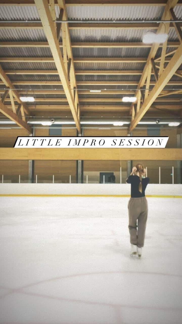 アンジェリーク・アバチキナのインスタグラム：「Little time taking to improvise to change up the routine ☺️  #choreo #improvisation #danse #dance #choreography #choreographer #iceskating #figureskating #figureskater #movement #expression #dancereels #danceresearch」