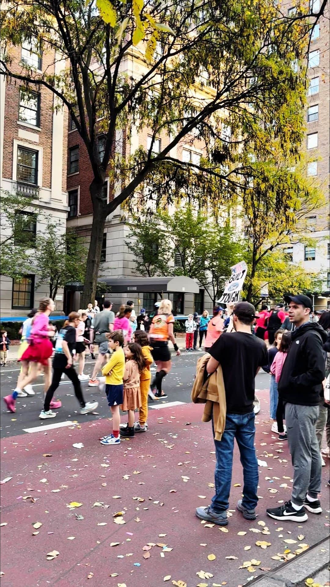 Ilana Wilesのインスタグラム：「Day in the life of a NYC Mom: Marathon Edition. Thank you so much to all the people who ran as part of the @nyccasa team! And thank you to everyone who donated! Together they raised $22K! It was so successful that I think next year we will expand our team and then I’ll have more spots to give away! Who wants to run the NYC marathon next year???」