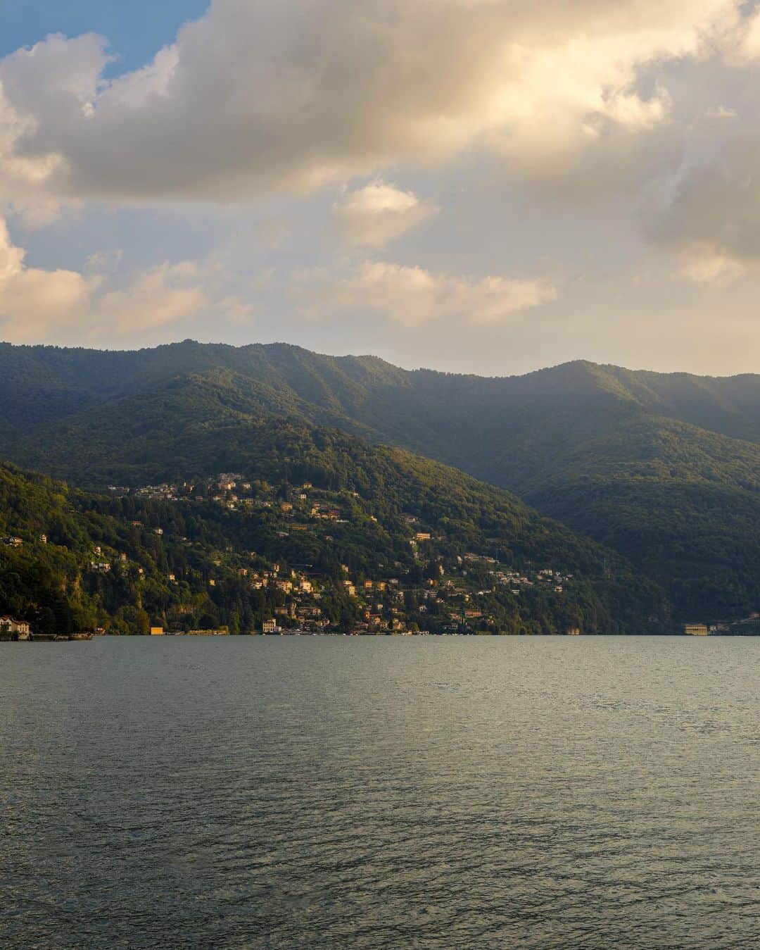 キアラ・フェラーニさんのインスタグラム写真 - (キアラ・フェラーニInstagram)「In rainy November days like today I’m dreaming of our Villa Matilda at Lake Como 🥹 This is our bedroom 🙏🏻」11月9日 23時14分 - chiaraferragni