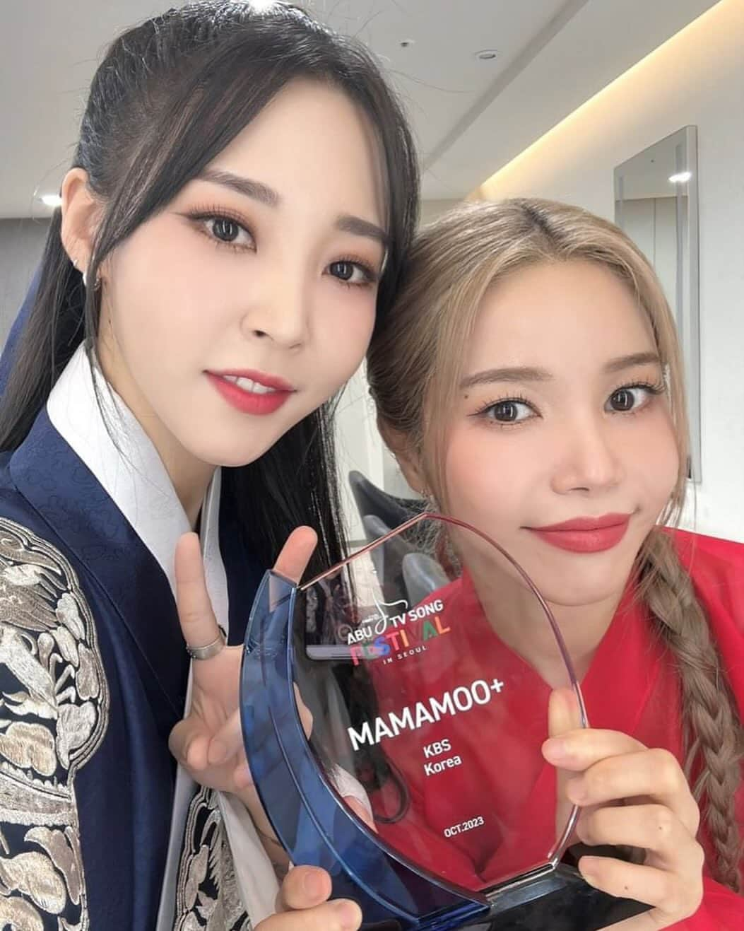 Mamamooさんのインスタグラム写真 - (MamamooInstagram)「. [#마마무+]  우리 무무 여러분 잠시 후 12시  KBS ‘2023 ABU TV송 페스티벌’ 에 마마무+ 가 출연합니다 🪭🏆  마마무+와 함께 목요일 밤을 더욱 즐겁고  행복하게 보내 볼까요 ❤💙  #마마무플러스 #MAMAMOOplus  #2023ABUTV송페스티벌」11月9日 23時30分 - mamamoo_official