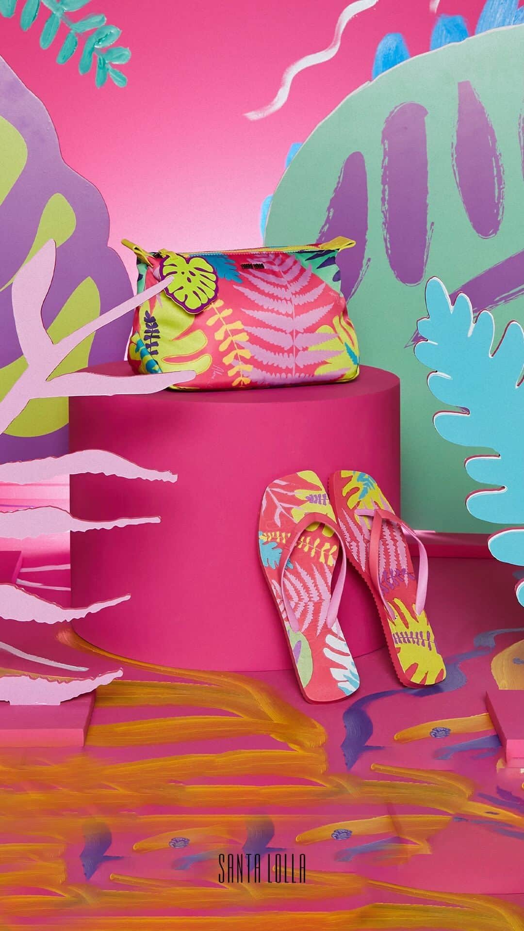 Santa Lollaのインスタグラム：「A cada pincelada, a gente vai ficando mais apaixonada pelos flip flops da collab com Aline Bispo e Bella Galvão. Vem ver essa construção best-seller da Santa Lolla saindo do papel - literalmente! #santalolla #santalollaverao24 #CollabArtistasSL」
