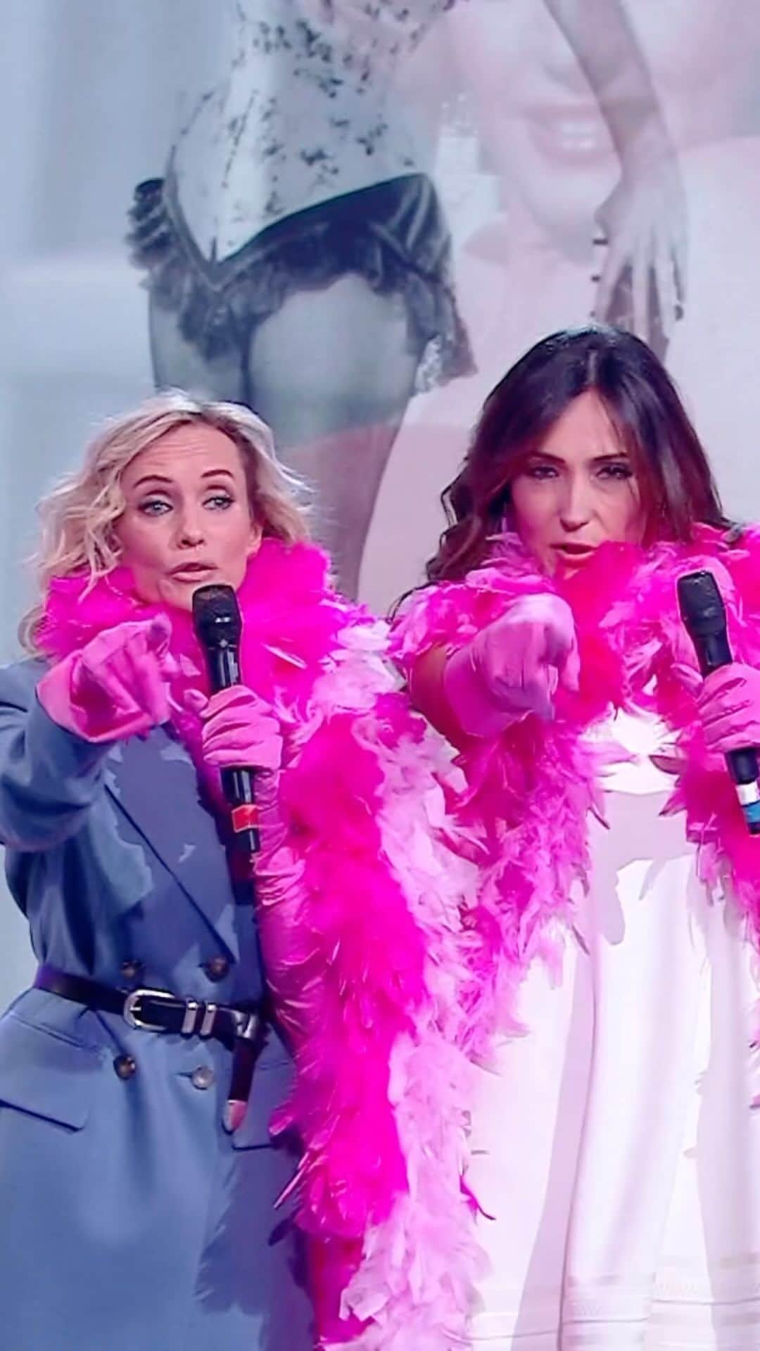 ジャスティン・マッテラのインスタグラム：「E dopo 20 anni @justineelizabethmattera è riuscita a convincere @caterinabalivo… 💃🏼💃🏼 #lavoltabuona」