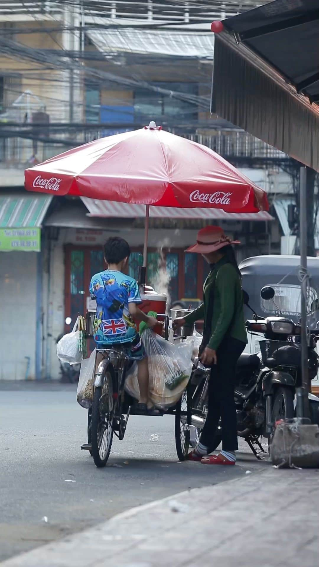 Shunsuke Miyatakeのインスタグラム：「Family business / Phnom Penh, Cambodia」