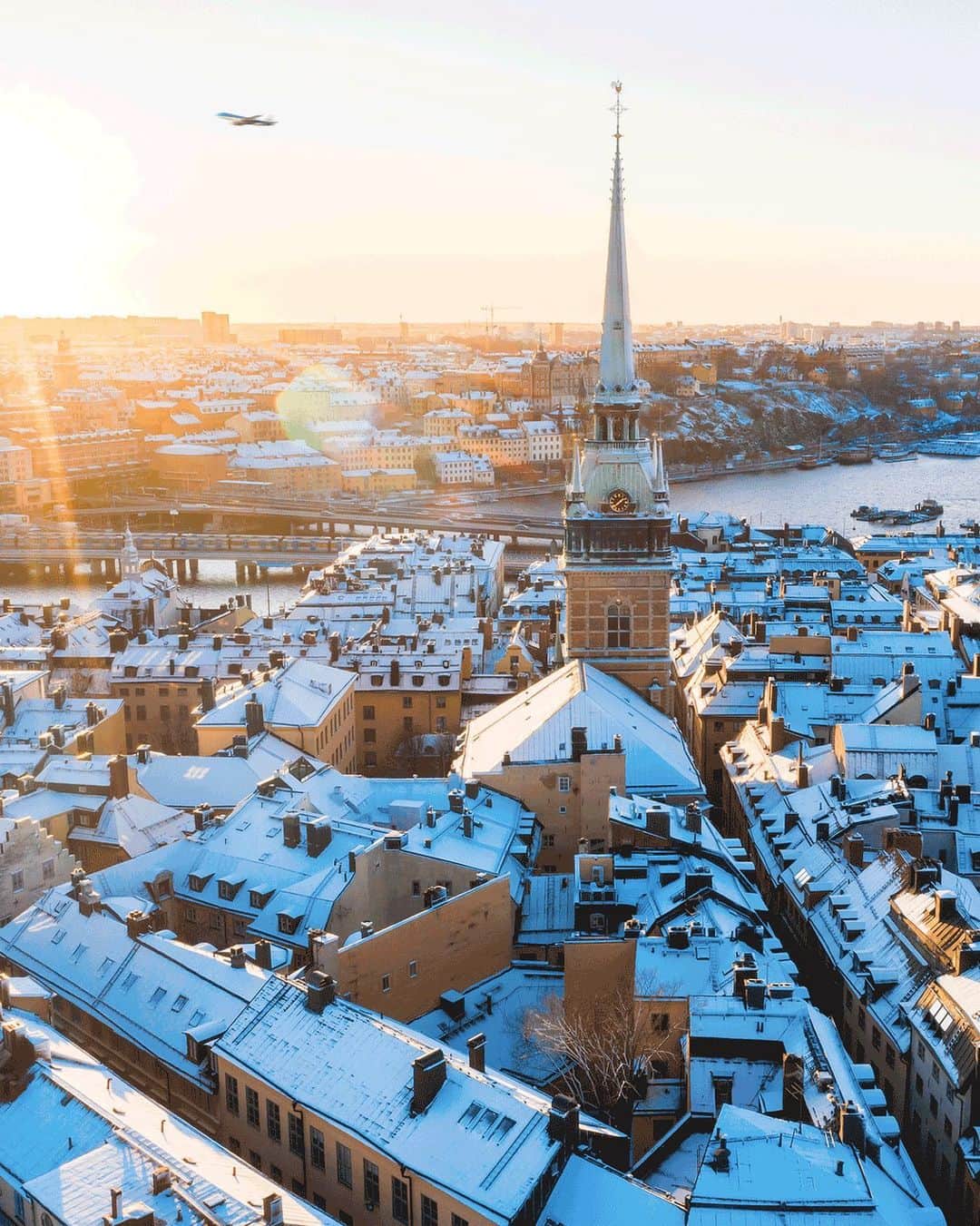 KLMオランダ航空のインスタグラム：「Do you wonder where to land for a winter wonderland?😉 Check out our stories to discover our winter schedule filled with snow-kissed destinations! ❄️✈️ #KLM #royaldutcharilines #winter #winterschedule #winterwonderland #winteriscoming #winterishere #snow #city #citytrip」