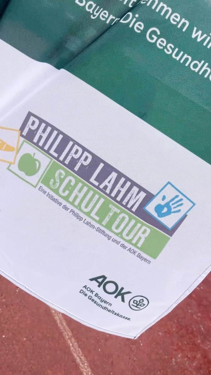 フィリップ・ラームのインスタグラム：「Die PL-Schultour 2023/24 zu Besuch an der Anton-Weilmaier-Schule & der Mittelschule in Hausham. Vielen Dank an unseren Partner @aokbayern, der sich mit uns für die körperliche & mentale Gesundheit von Kindern einsetzt.」