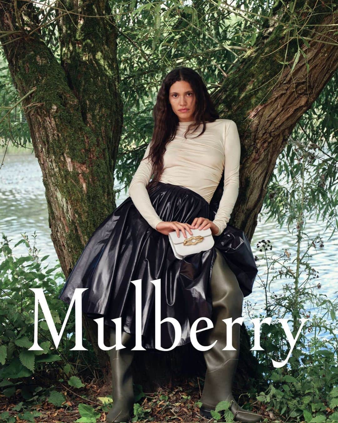 マルベリーのインスタグラム：「If you go down to the woods today... you might find @okay.kaya with our new easy, everyday icon.  #MulberryPimlico」