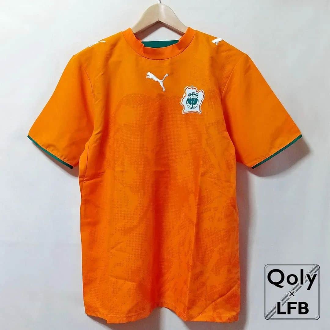 サッカーニュース：Qoly（コリー）のインスタグラム：「コートジボワール代表 2006 Puma ホーム半袖 ユニフォーム  サッカー #コートジボワール代表 が2006年 #ドイツW杯 や、準優勝した同年の #アフリカネーションズカップ （ #AFCON 2006）などで着用した #ホームユニフォーム 。 基調色のオレンジと差し色のグリーンはどちらも国旗色。  前面は当時のPumaの共通デザインだったカモフラージュ柄で、コートジボワールは国のシンボルであり象徴のゾウを描かれている。  コートジボワールのユニといえば形が独特なエンブレムも特徴的。これは国土の形状を模っているもので、このデザインは2009年まで使用。  ▶ご購入は『Qoly×LFB vintage』からどうぞ！→ @qolylfb  #コートジボワール代表2006 #ホームキット #puma #ワールドカップ2006 #アフリカネーションズカップ2006 #AFCON2006 #サッカー #football #soccer #ユニフォーム #サッカー好き #サッカーユニフォーム #ヴィンテージサッカーユニフォーム #サッカーファッション #スポーツファッション #新品デッドストック #サッカーショップ #サッカーユニフォームショップ #qoly_lfb_vintage」