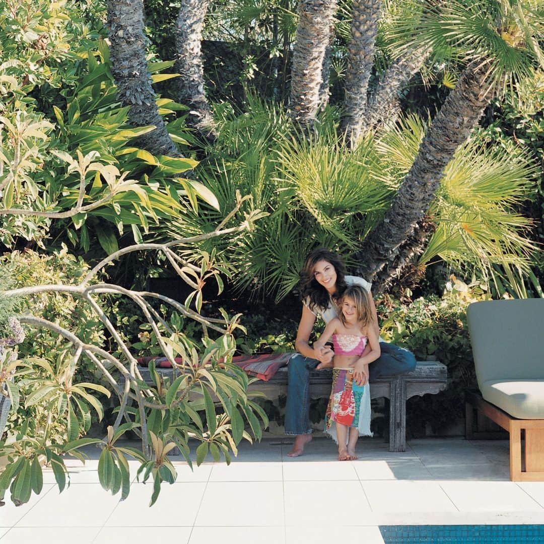 ELLE DECORのインスタグラム：「#TBT to the time Cindy Crawford (@cindycrawford) and Rande Gerber showed us around their stunning Malibu retreat. For the interiors, they turned to designer Michael S. Smith (@michaelsmithinc), an old friend of Crawford’s who had collaborated with her on her previous places. He helped reconcile their tastes and had a few opinions of his own, too. “The house is a hybrid,” says Smith. “Cindy’s need for warmth and comfort permeates the place, but Rande’s need for drama and sequence makes it memorable.” Adds the supermodel (shown here with a young Kaia Gerber), “We wanted to live like we were at a resort, so we tried to think of everything we love about our beach vacations.”   Click the link in bio for the full tour, as seen in the March 2006 issue of ELLE DECOR. For more stories from our archive, subscribe to ELLE DECOR All Access. Written by @ettingercatherine. Photographed by @simonuptonphotos.」