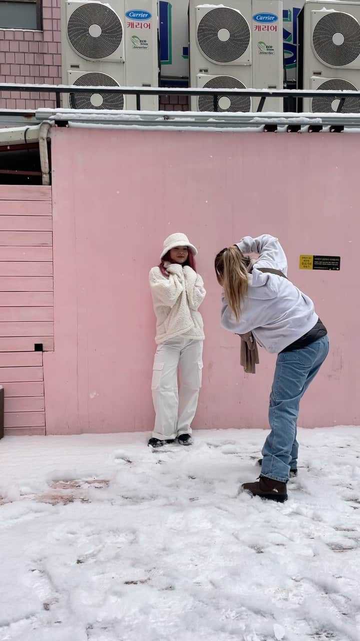 ロキシーのインスタグラム：「The moment vs the shot from our @chloekim Signature Collection photoshoot in Korea」