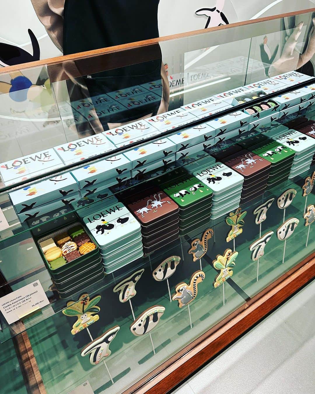 田中杏子さんのインスタグラム写真 - (田中杏子Instagram)「CASA LOEWE 表参道が10周年を記念してリニューアルオープンしました。B1階には革職人が在籍するLOEWE ReCraftが併設され国内最大の店舗に生まれ変わりました。  店内に飾られたSS24プレコレクションにはSuna Fujitaのクマのキャラクターをモチーフにしたスペシャルシリーズが。こちらは日本限定で販売ですって❣️  また、旧LOEWE表参道仮設店には、LOEWE x Suna Fujitaキャンディショップが12月26日までオープンしています。 めっちゃ可愛い世界観なのでぜひお立ち寄りを💕💕  #loewe  #loeweomotesando」11月9日 23時47分 - akoakotanaka