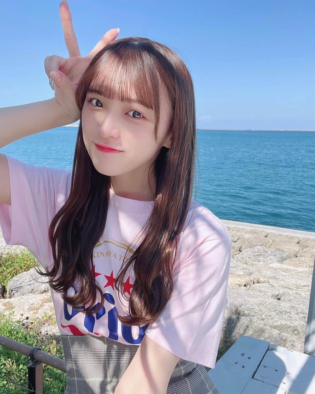 茉城奈那のインスタグラム：「沖縄遠征の思い出🌴 ⁡ 毎日ブルーシールアイスとジーマーミ豆腐食べてた🫶🏻 ⁡ ⁡ ⁡ ⁡ ⁡ #アイドル #地下アイドル #idol #ınstagood #ヘアアレンジ #ピンクブラウン #ブラウンカラー #グレージュ #沖縄 #沖縄旅行」