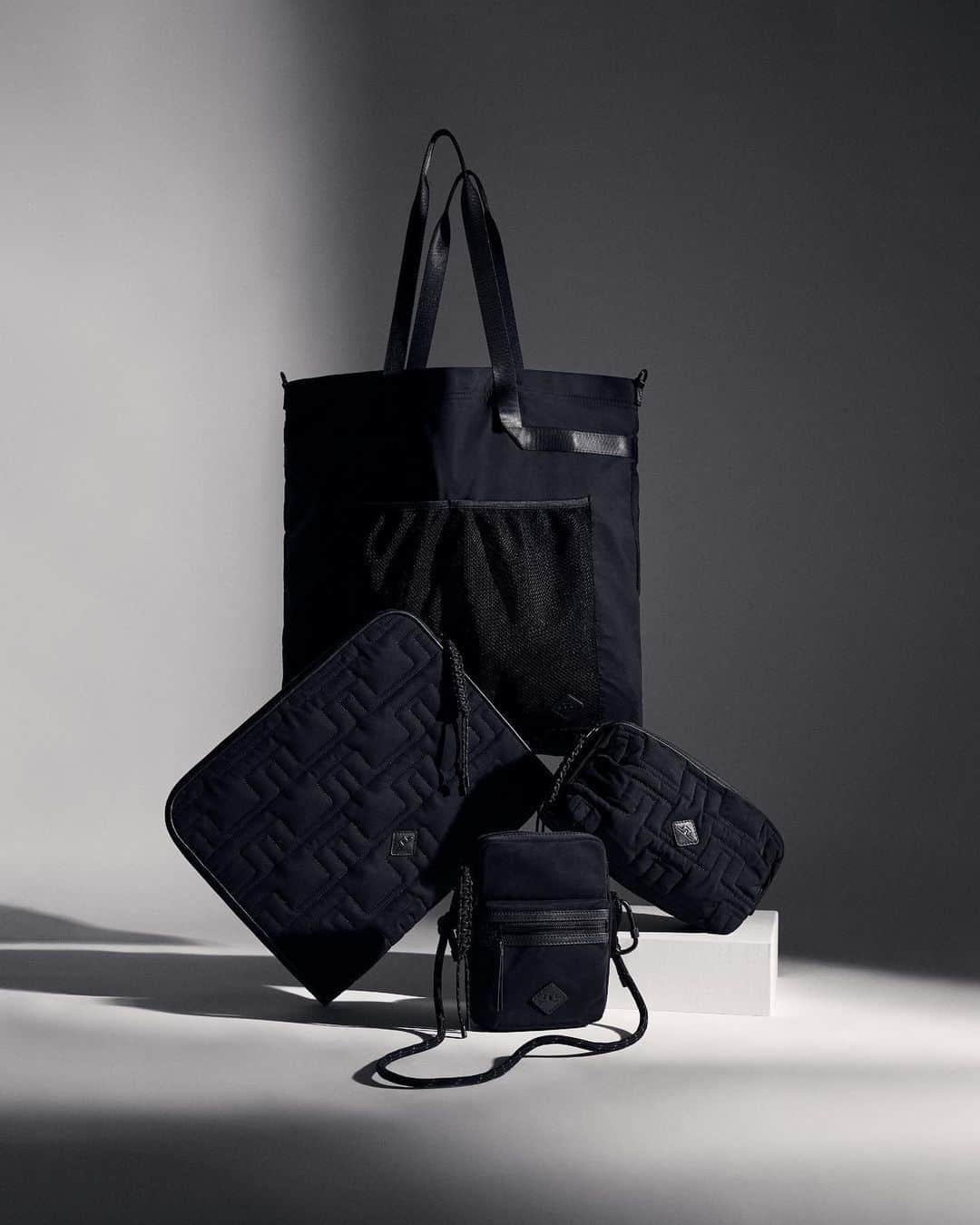 Jリンドバーグのインスタグラム：「Discover everything from handy packing solutions to stylish travel gear that's both functional and fashionable.  Shop the gifts at jlindeberg.com.」