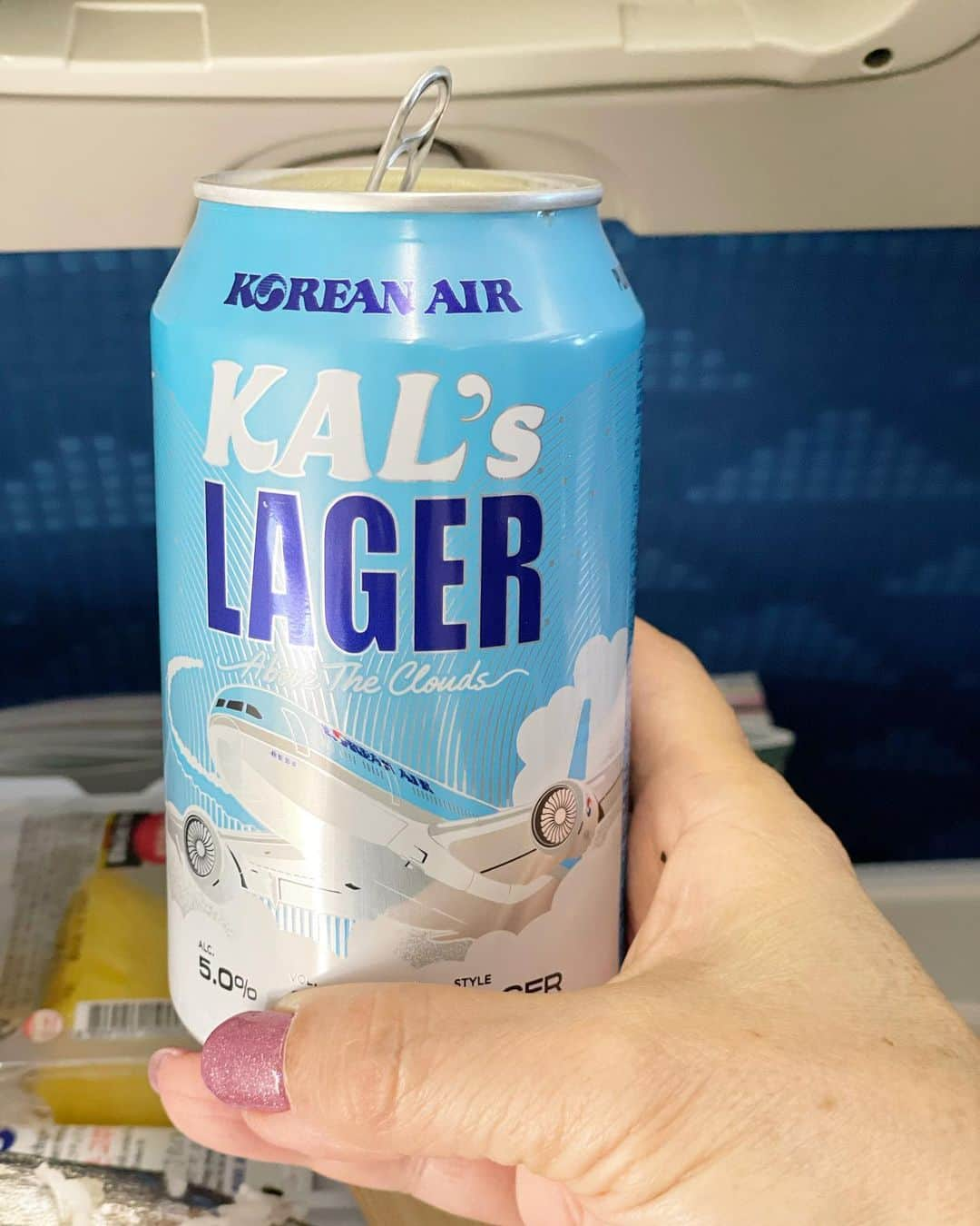 菊田あや子のインスタグラム：「Korean air BEER⁉️ ハイネケンみたいな味？  🇰🇷のCASSやTEERAよりしっかり目な味🍺  簡単ランチbox.プルコギ❓あっという間に釜山〜🇰🇷」