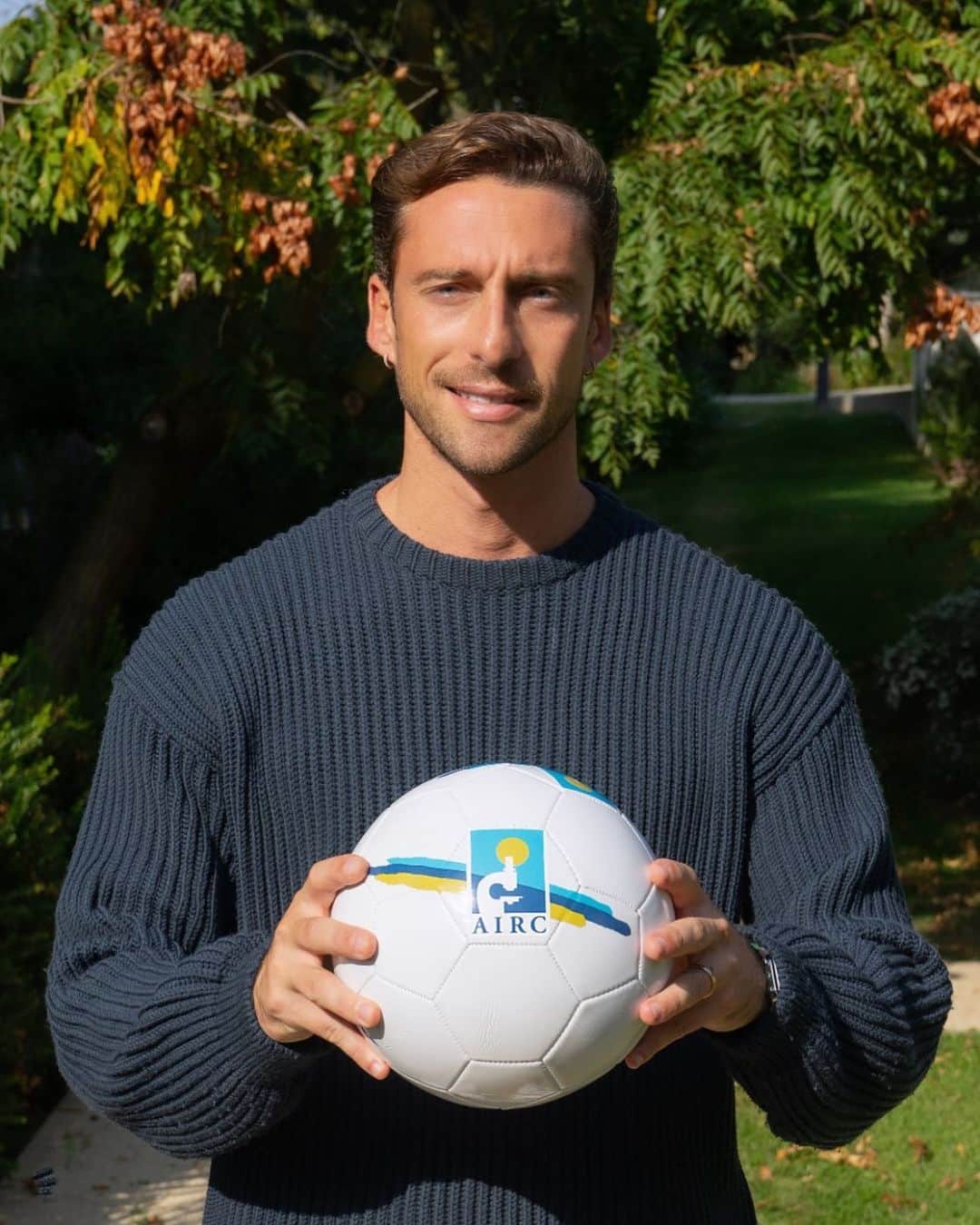 クラウディオ・マルキジオのインスタグラム：「Il pallone c’è e noi siamo pronti per tornare in campo al fianco dei 6mila ricercatori @airc.it ! Abbiamo bisogno anche di voi per segnare tanti #GolPerLaRicerca. È facilissimo, basta mandare un SMS al 45521!」