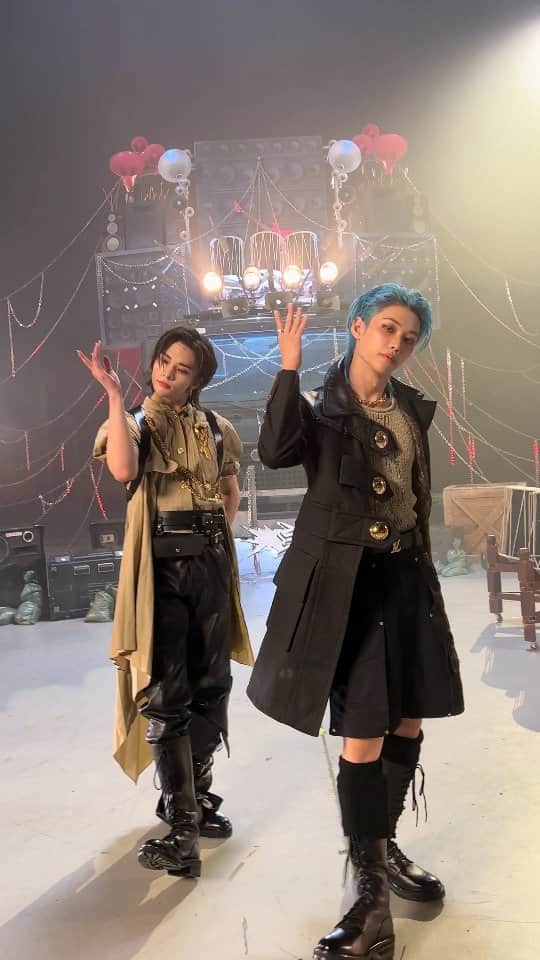 Stray Kidsのインスタグラム：「Just feel the rock🥁🎶 #락챌린지 #LALALALA_Challenge  #현진 #필릭스 #Hyunjin #Felix ver.  #StrayKids #스트레이키즈 #樂_STAR #ROCK_STAR #락 #樂 #LALALALA #StrayKidsComeback #YouMakeStrayKidsStay」