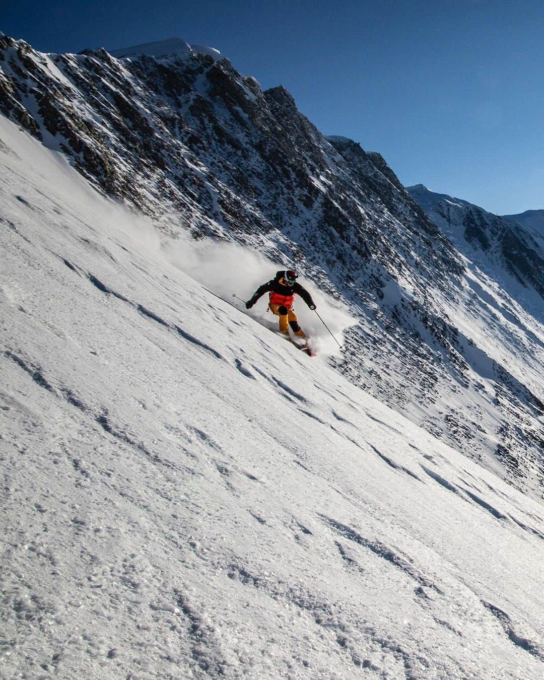 ジミー・チンのインスタグラム：「Hard to describe the size and scale of Mount Vinson, the highest peak in Antarctica...After 10,000ft of climbing, @jimwmorrison put on a smile and made the most of the teeth-chattering Antarctic chunder. As they say, the worst days of skiing are better than the best days at work. Not sure that is entirely true.」