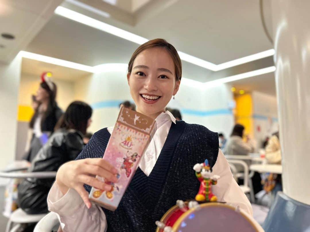 金井憧れさんのインスタグラム写真 - (金井憧れInstagram)「2歳児カメラマン👧  「はい、写真撮りまーす！」 と言ってたくさん撮影してくれました📸  インカメモードにしたら、 しっかりと表情作り☺️  最近は、 きらきらネイルにはまっています💅  #40th #disneyland #disney  #クリスマスディズニー🎄  #2歳児」11月9日 23時58分 - akogare.kanai