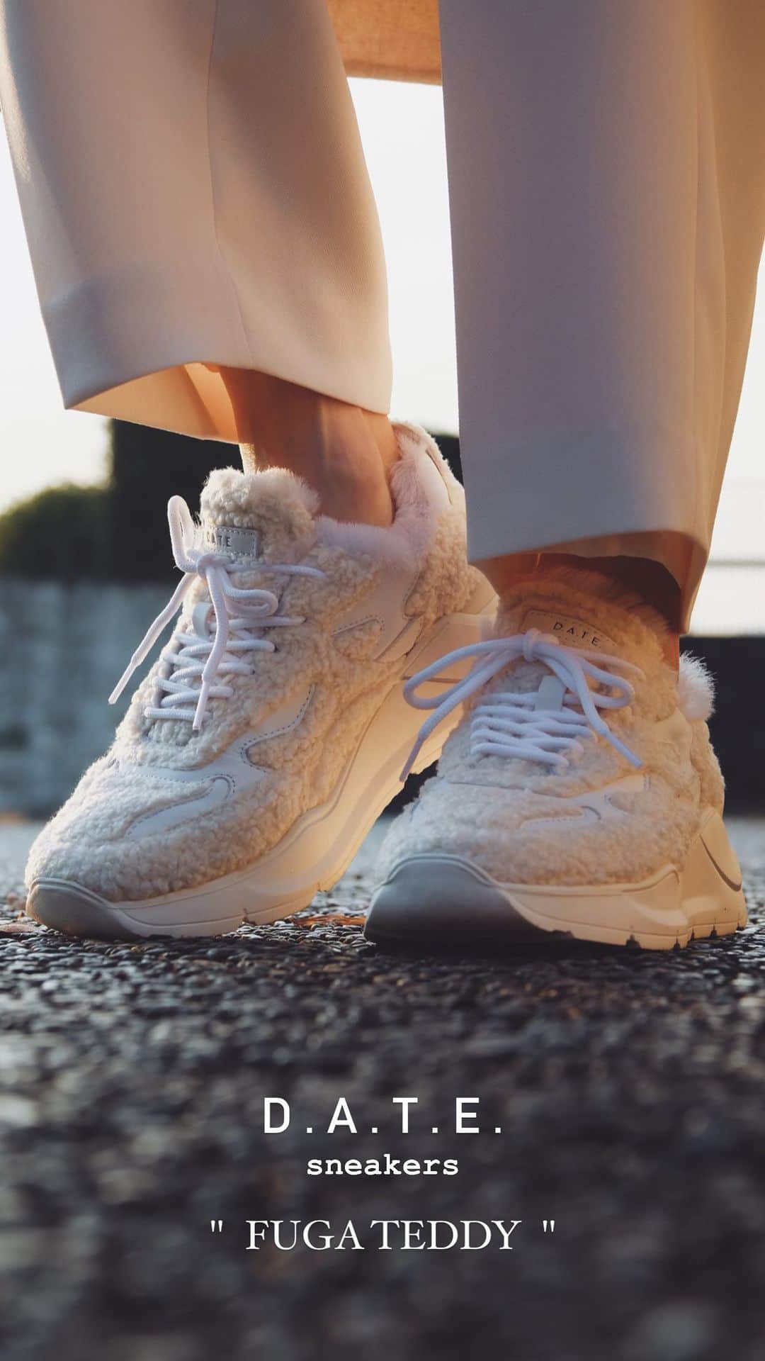 j.chikaのインスタグラム：「⁡ 𝗗 . 𝗔 . 𝗧 . 𝗘 .  𝖥𝖴𝖦𝖠 𝖳𝖤𝖣𝖣𝖸 👟  可愛くて履き心地もふわふわ🐻🤍 ⁡ #オールホワイトコーデ したくなるよね🤍 ⁡ ⁡ @date_sneakers_jp @t_square_t_circle #datesneakers#fugateddy2023#PR」