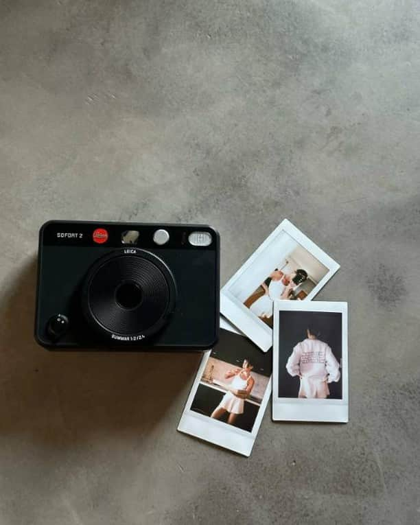 ライカのインスタグラム：「No time to wait  The new Leica SOFORT 2 Available NOW!  📷: @anitadacosta @savoirsam @jaadiee @cristianagpereira @harrison @gnarstie @giuliavalentina @maiashibutani @alexshibutani @hello_takumi @ricardomarquesphotos」