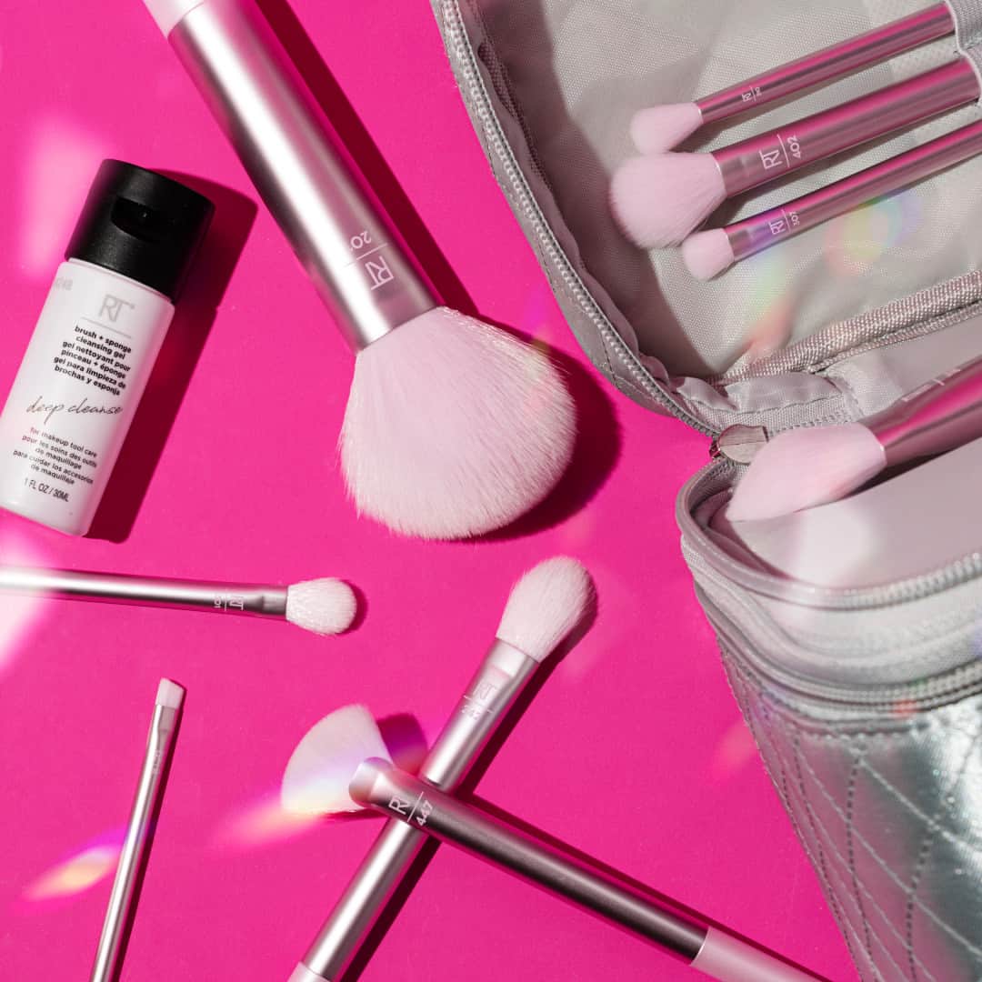 Real Techniquesのインスタグラム：「Under the mistletoe? We prefer to be under the mirrorball instead 😉  Shop the 11-piece Under the Mirrorball Set at @bootsuk 🪩」
