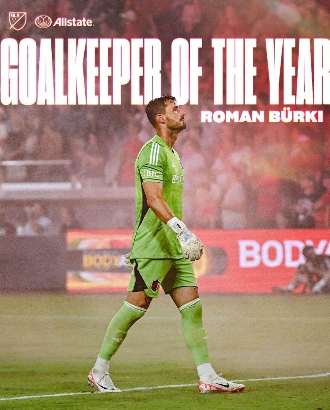 ロマン・ビュルキのインスタグラム：「He’s in 𝘦𝘷𝘦𝘳𝘺𝘰𝘯𝘦’𝘴 head 🧤🧱  Roman Bürki has been named the 2023 Allstate @mls Goalkeeper of the Year! #AllForCITY」