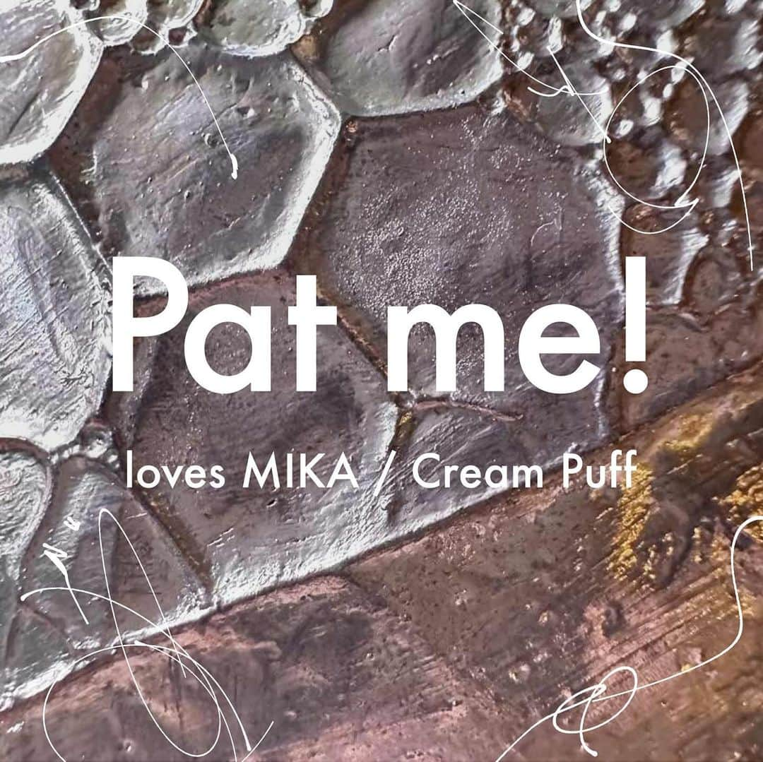 AB GELのインスタグラム：「. Pat me！ loves  MIKA / Cream Puff  【 natural phenomenon 】 shop→ @ono_nailfurniture   ネイルアーティストMIKA @lovepuff53 プロデュースのオリジナルデザインレシピ、マスキングテープがセットとなったPat me! 18色セットが登場！  Pat me！Pat Pat Masking Gelは、筆を使うことなくスポンジとジェル、そしてマスキングテープのみで美しいデザインを作り出すことができるジェルネイルセットです。18色の豊富なカラーバリエーションとnatural phenomenonをテーマとしたMIKAオリジナルデザインレシピ・マスキングテープの組み合わせでCream Puffの世界を体験してみましょう！  その使い方はとっても簡単。まず、パレットにお好みのGELをとりスポンジに馴染ませたら、爪に軽くパッティングするだけ。美しいグラデーションはもちろん、マスキングテープを使えばフレンチネイルやその他様々なアートもあっという間に完成します！スポンジパッティングならではの薄付きでナチュラルな美しい仕上がりを是非体感してください！  セットには３タイプのアートが作れるMIKAオリジナルのレシピ・マスキングテープ・スポンジが同梱されているため、開封したその瞬間からハイクオリティなアートを再現可能です！  自分自身のセンスやアイデアを簡単かつ余すことなく思い切り発揮できる、究極の時短デザインツールPat me! 。ぜひこの機会に新感覚デザインの世界を探求してみませんか？  #Patme! #naturalphenomenon #ナチュラルフェノメノン #イージーアート #パットミー #パットパットジェル #patpatgel #パットパットマスキングジェル #patpatmaskinggel #ONO #ononailfurniture #gel #ネイル #グラデーション #nail #nails #gelnail #nailart #ネイルサロン #nailsalon #スポンジアート #スポンジネイル #美甲 #美甲設計  #美甲彩繪  #美甲店  #美甲工作室  #美甲教學  #美甲師」