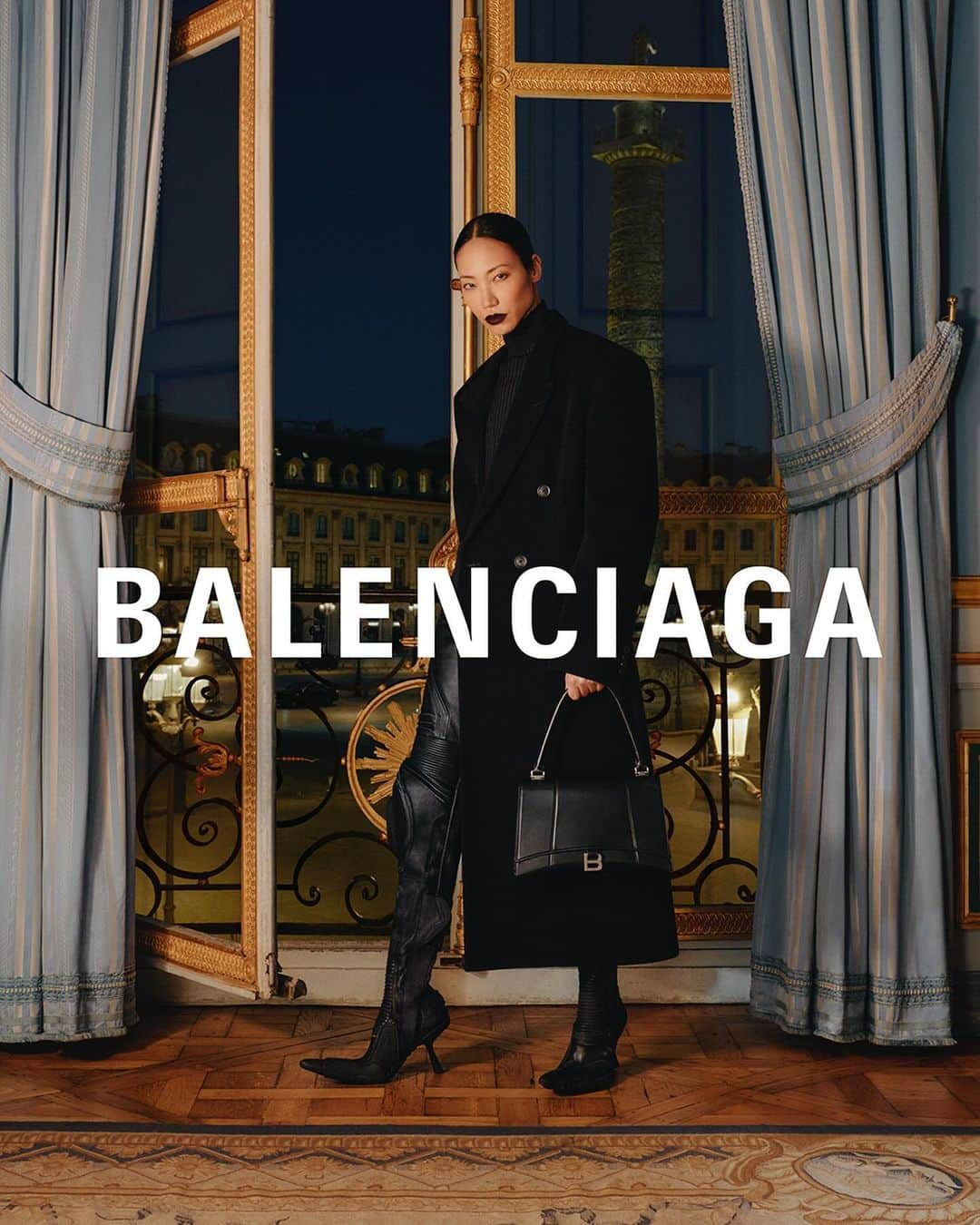 パク ・スジュのインスタグラム：「@BALENCIAGA SS 24 😎   Photographer: @tylersphotos Stylist: @suzannekoller Hair: @garygillhair Makeup: @ingegrognard Manicurist: @fannysantarita  Set Design: @frau.juliawagner」