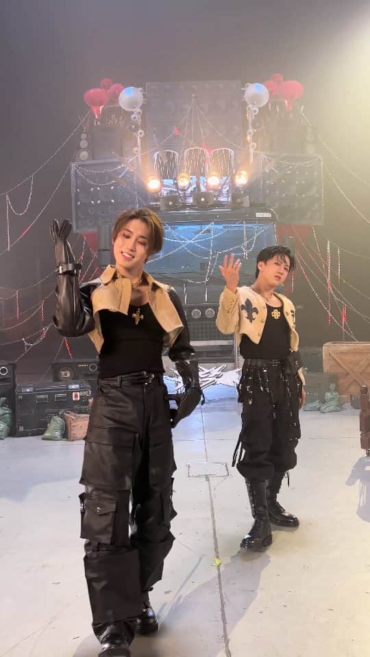 Stray Kidsのインスタグラム：「We let it rock👨‍🎤🎸 #락챌린지 #LALALALA_Challenge  #창빈 #한 #Changbin #HAN ver.  #StrayKids #스트레이키즈 #樂_STAR #ROCK_STAR #락 #樂 #LALALALA #StrayKidsComeback #YouMakeStrayKidsStay」