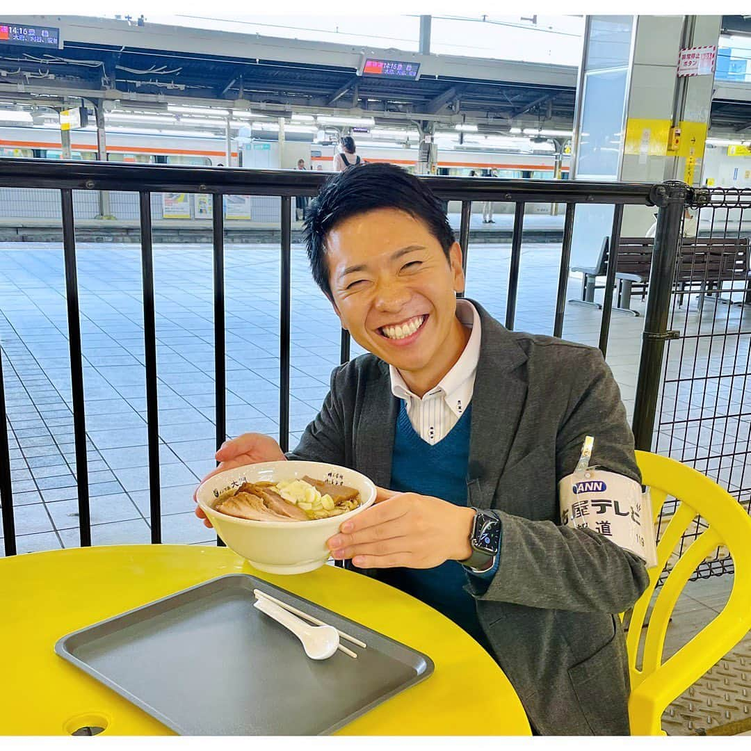 上坂嵩さんのインスタグラム写真 - (上坂嵩Instagram)「🚃🍜 . 今日は、明後日オープンする #ラーメン店 を取材！ 実は、#JR名古屋駅 の １番線のホーム＆線路の上にできるんです！ . #リニア中央新幹線 の工事のため、 使用停止となっている１番線の線路。 そこに床を設置して、店舗にしています🍜 . 今回出店する「 #人類みな麺類 」は 大阪で大行列ができる #醤油ラーメン 専門店🍥 東海地方 #初進出 となります！！ . 創業者の #松村社長 は、 「駅ということで、ラーメン好きでない方にも 　足を運んでもらって、味わってもらいたい！」 と話していました！ . . あさって11月11日(土)11時11分オープン！ 営業時間は、朝8時〜23時です！ . 飲食のみの方は、JRの #入場券 が必要なので ご購入の上足をお運びください🚃 . . #ラーメン #ラーメン店 #しょうゆラーメン  #幻の１番線 #リニア #名駅 #名古屋駅 #ドデスカ #ドデスカプラス #ドデスカ＋ #メーテレ #アップ #アナウンサー #フィールドキャスター #ニュースワード #SDGsビジネスマスター #社会調査士 #スピーチコンサルタント #スピーチ #トーク #話し方 #スピーチトレーナー #スピーチライター #上坂嵩」11月10日 0時02分 - takashi_uesaka_nbn