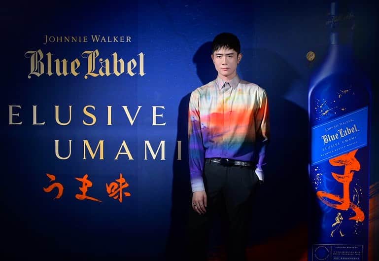 タイキのインスタグラム：「11月21日(火)より、数量限定で発売 される「ジョニーウォーカー ブルーレーベル ウマミ」 世界的に有名なシェフ小林圭氏さんとジョニーウォーカー7 代目マスターブレンダーのエマ・ウォーカーさんにより生み出された限定商品で、日本でのローンチイベントに今夜、伺わせていただきました🌝  ペアリングフード と一緒に美味しく深く味わい、とても心地いい気分でおります今。はい☺️  楽しくて美味しい時間をありがとうございました🫶  @johnniewalkerjapan   #PR  #JWUMAMI  #ジョニーウォーカーブルーラベル」