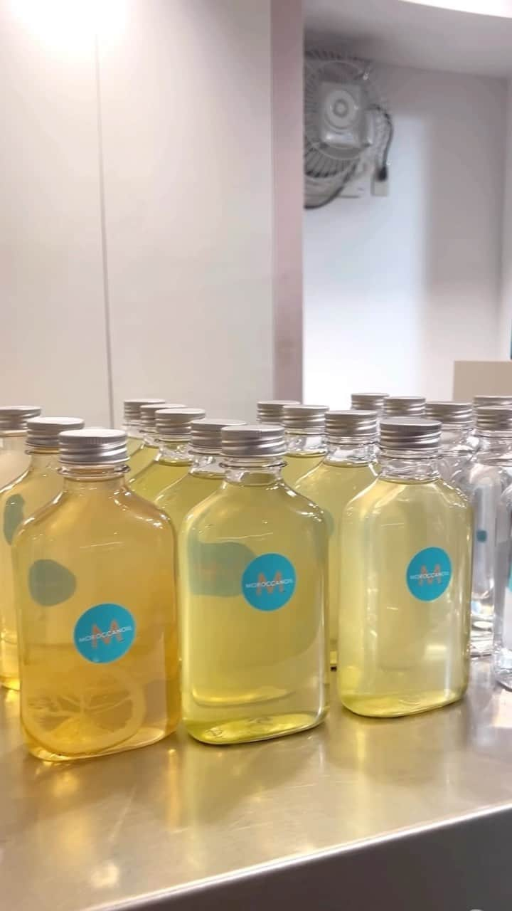 遠山茜子のインスタグラム：「@moroccanoil_jp レセプションに🩵  新製品のフリッズシールドスプレーを体験してきたよっ🫶🏽  ヘアセットの下地として使えて、髪を保護してくれる万能アイテム💕 パサつきの気になる私でもオイルなしでしっとりまとまってくれたっ‼︎  効果はもちろん!匂いもすごく大好きなの🤍  thank you♡ @moroccanoil_jp  #モロッカンオイル #フリッズシールドスプレー  #pr」