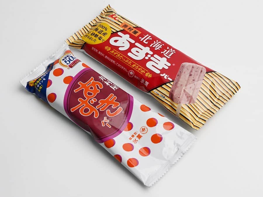 アイスマン福留さんのインスタグラム写真 - (アイスマン福留Instagram)「当時の味わいとパッケージデザインを再現した「あずきバー 復刻版」、現行版とは味わいや食感が微妙に違います。「昔のあずきバーってどんな味だったっけ？🤔」という人は是非食べくらべてみてください！  井村屋『あずきバー 復刻版』  「あずきバー 復刻版」と現行の「北海道あずきバー」を食べくらべ！  #あずきバー #復刻 #井村屋 #あずき #ロングセラー #北海道あずきバー #アイスバー #アイス #デザート #グルメ #おすすめ #アイスマニア #アイスマン福留 #icecream #JapaneseIceCream #icecreamlover #icecreamtime #icecreamday #icecreamlove #icecreamporn #JapaneseIceCream #foodporn #foodie #instafood #foodstagram #yummy #yum #delicious #foodphotography」11月10日 0時13分 - iceman_ax