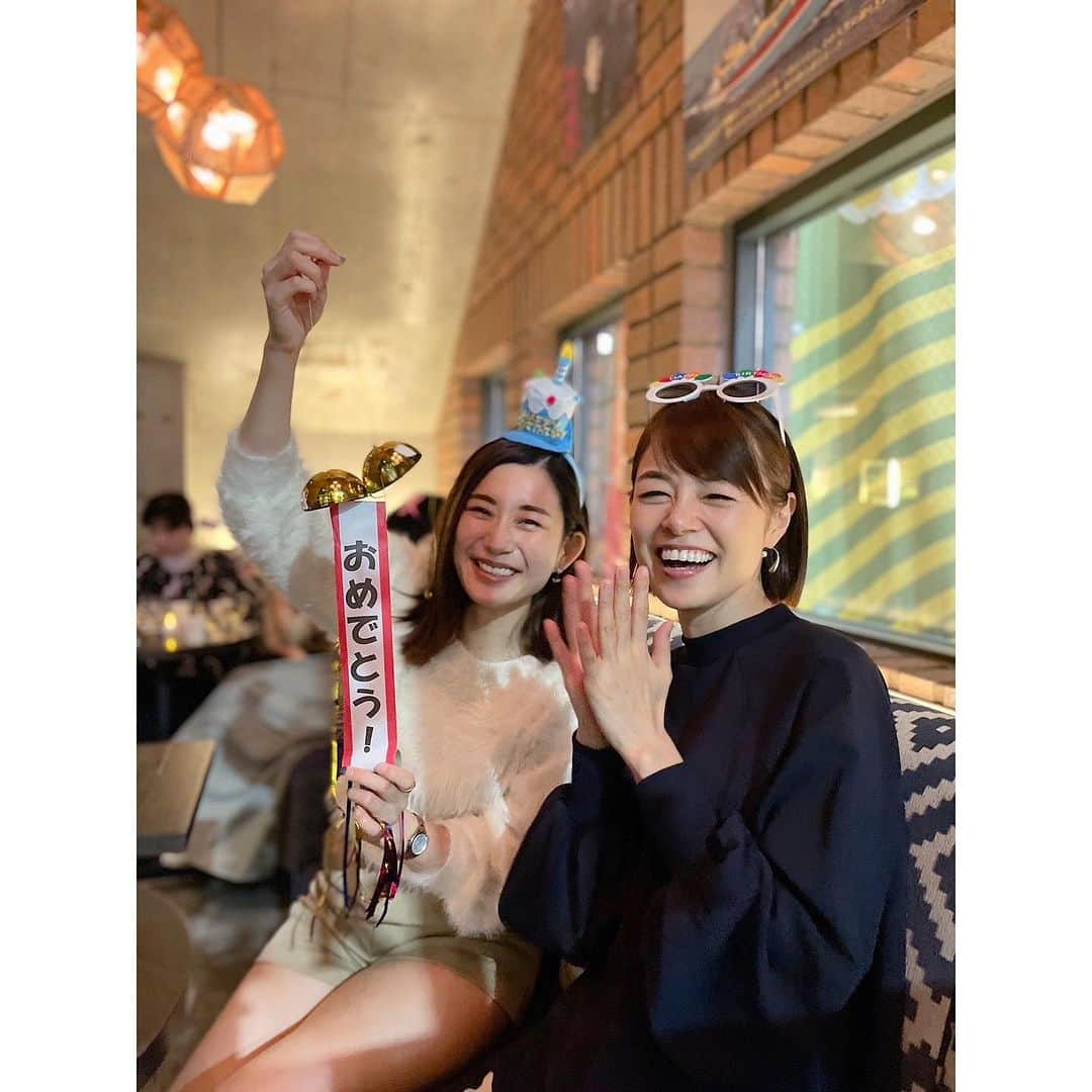 佐々木瞳さんのインスタグラム写真 - (佐々木瞳Instagram)「【誕生日は浅草で⚡️】  投稿が遅れてしまいましたが…  この日は @kawase_ryoko さん に誘ってもらい、浅草へ⚡️  待ち合わせで、なんとBirthdayメガネで登場し、ニコニコで迎えてくれた良子さん👓✨最高でした😂🩷  いつも笑顔で、出会う人みんなが良子さんのこと好きになっちゃう、そんなオーラをもっている素敵な人🥰  この日は浅草を一緒にブラブラしながら、わんちゃんカフェに行ったりおでんを食べたり、  ケーキとお花まで用意いただき、良子さんと良子さんのお友だちにお祝いまでしていただきました😭✨ 常に笑ってばかりで、とても楽しい時間でした〜！  本当にありがとうございました🙇‍♀️‼️✨  ちなみに、この時期の浅草散歩楽しいですね♪  浅草を散歩している推しわんこに会えなかったのが心残り笑　 リベンジ🐶  #誕生日 #浅草 #浅草寺」11月10日 0時13分 - hitomihappygirl1026