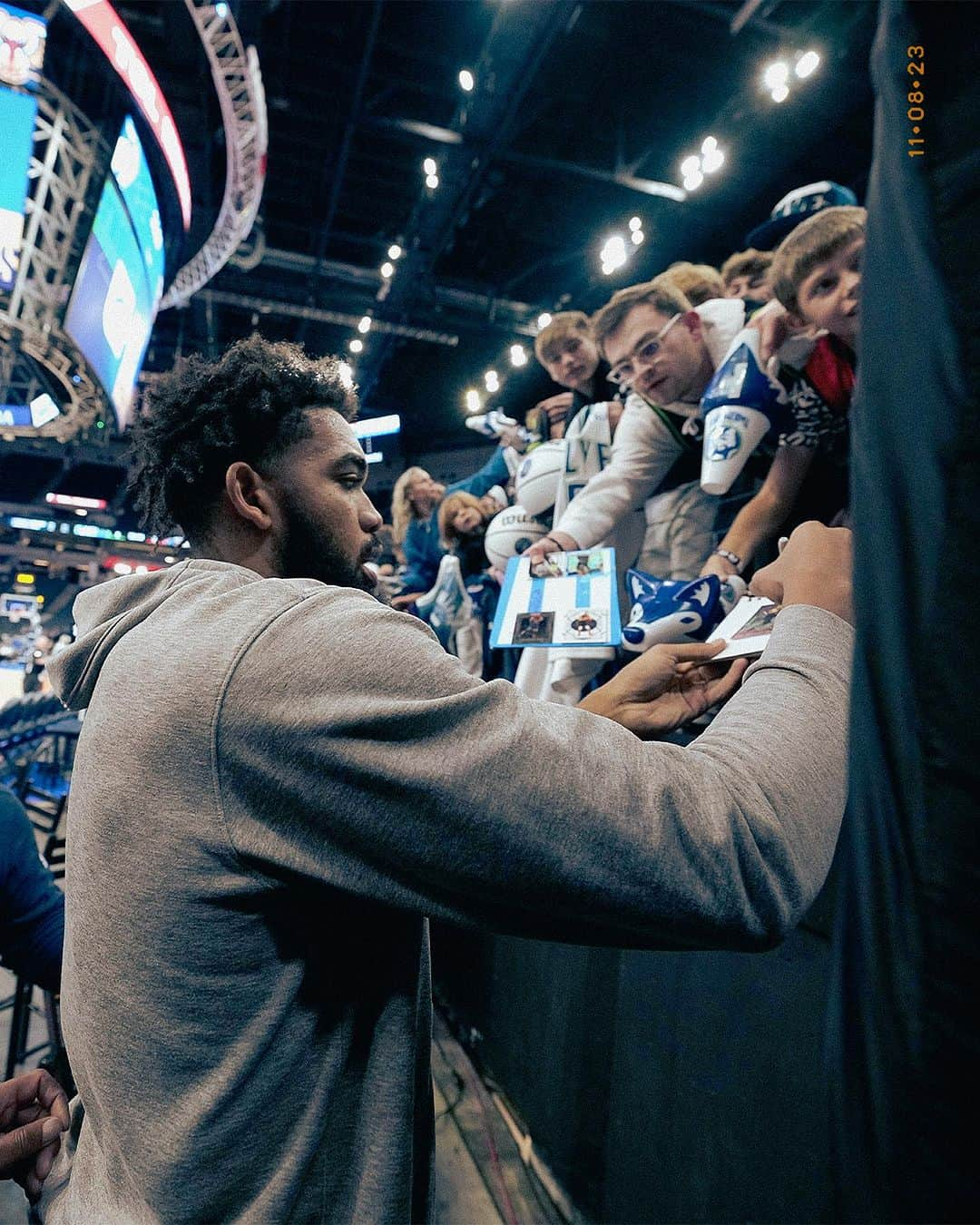 カール＝アンソニー・タウンズさんのインスタグラム写真 - (カール＝アンソニー・タウンズInstagram)「Big shoutout to Minnesota for coming out and helping us protect home court. Let’s keep it going!」11月10日 0時13分 - karltowns