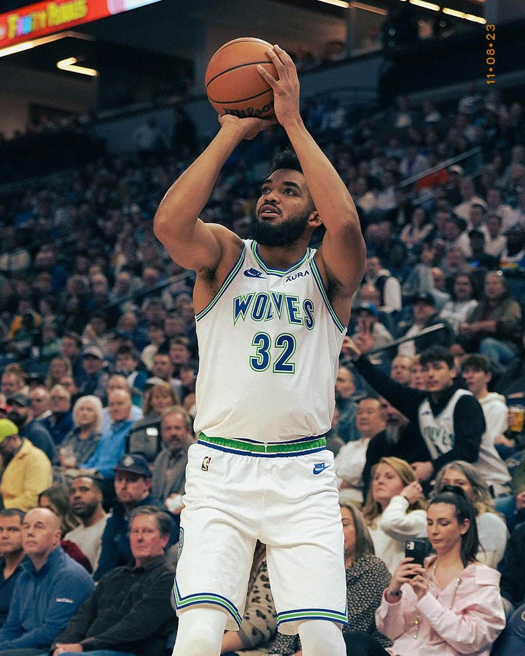 カール＝アンソニー・タウンズさんのインスタグラム写真 - (カール＝アンソニー・タウンズInstagram)「Big shoutout to Minnesota for coming out and helping us protect home court. Let’s keep it going!」11月10日 0時13分 - karltowns