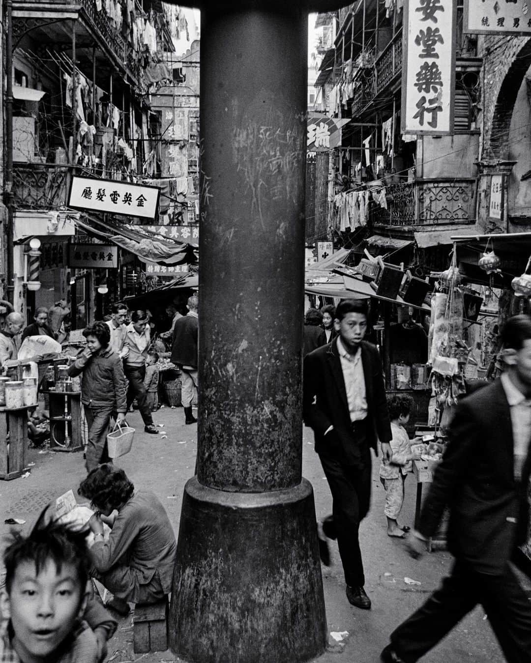 Vogue Parisさんのインスタグラム写真 - (Vogue ParisInstagram)「At @ParisPhotoFair, @LouisVuitton is exhibiting photographs of Hong Kong taken by #FrankHorvat, having dedicated one of its "Fashion Eye" books to him. Commissioned by the German magazine "Revue" at the end of 1962, these reportage images demonstrate Horvat’s fascination with this dense, vertical city at a time when Hong Kong was still under British control. Also at Paris Photo, the house’s pop-up bookshop will be holding book signings with the different photographers of their "Fashion Eye" Texas, Deauville, Tahiti, Vienna, and Seoul, taking place on Thursday, Friday, and Saturday.  À Paris Photo, Louis Vuitton expose les clichés de la ville de Hong Kong signés Frank Horvat, à qui la maison a dédié un de ces livres « Fashion Eye ». Réalisés suite à une commande du magazine allemand « Revue » à la fin de l’année 1962, ces images reportage montre la fascination éprouvé par le photographe pour cette ville dense et tout à la verticale, alors qu’Hong Kong était encore sous contrôle britannique. Toujours à Paris Photo, la librarie éphèmére de la maison organisera aussi des signatures avec les photographes des livres “Fashion Eye” Texas, Deauville, Tahiti, Vienna et Seoul, jeudi, vendredi et samedi.   #louisvuitton #parisphoto」11月10日 0時06分 - voguefrance