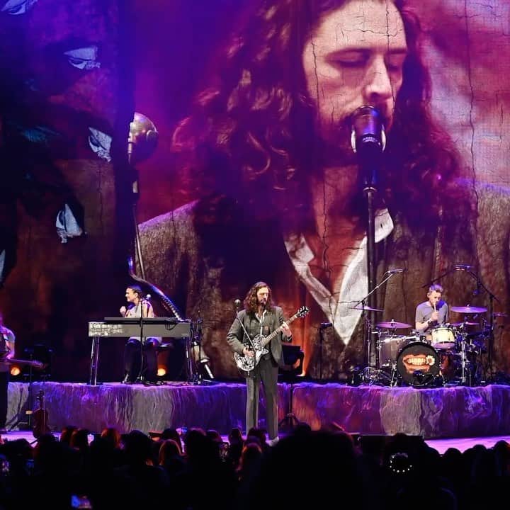 ホージアのインスタグラム：「Hozier is back for more! We can’t wait to see Hozier on his Unreal Unearth Tour 2024. Tickets go on sale Friday, November 17, 2023.」