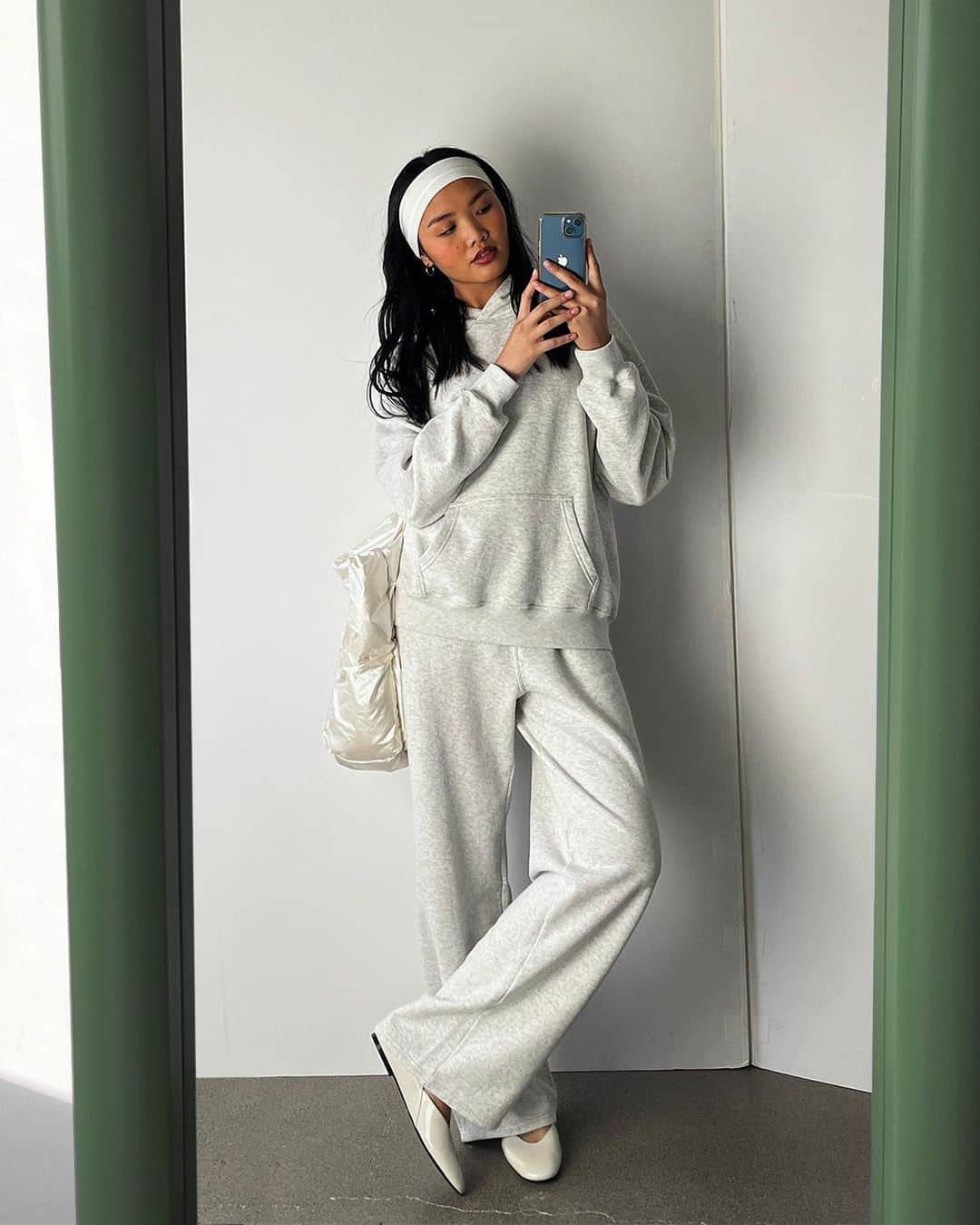 Hollister Co.のインスタグラム：「balletcore aesthetic sweatsuit edition 🤍🩰🎧🦢」