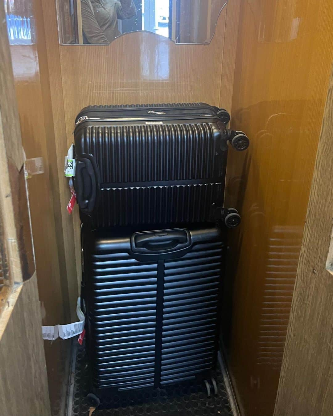 マイア・ミッチェルさんのインスタグラム写真 - (マイア・ミッチェルInstagram)「Squeezing suitcases in tiny elevators! This is just a humble brag at how little I packed for this big old trip, thank you thank you.」11月10日 0時09分 - maiamitchell